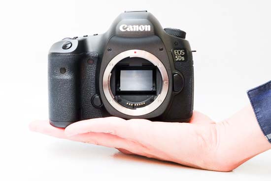 canon_eos_5ds-in-hand